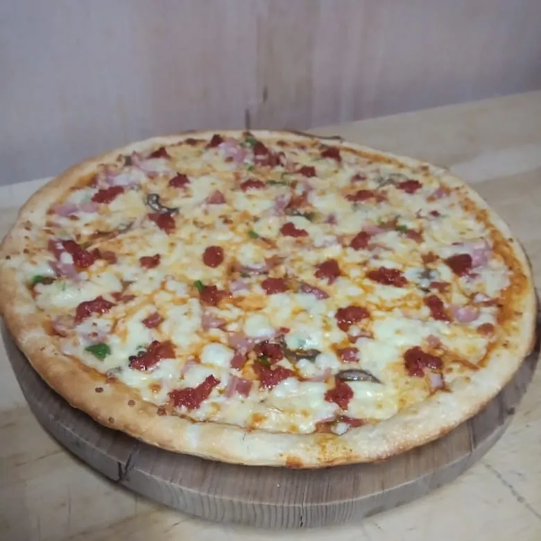 Nuestra pizza, recién salida del horno