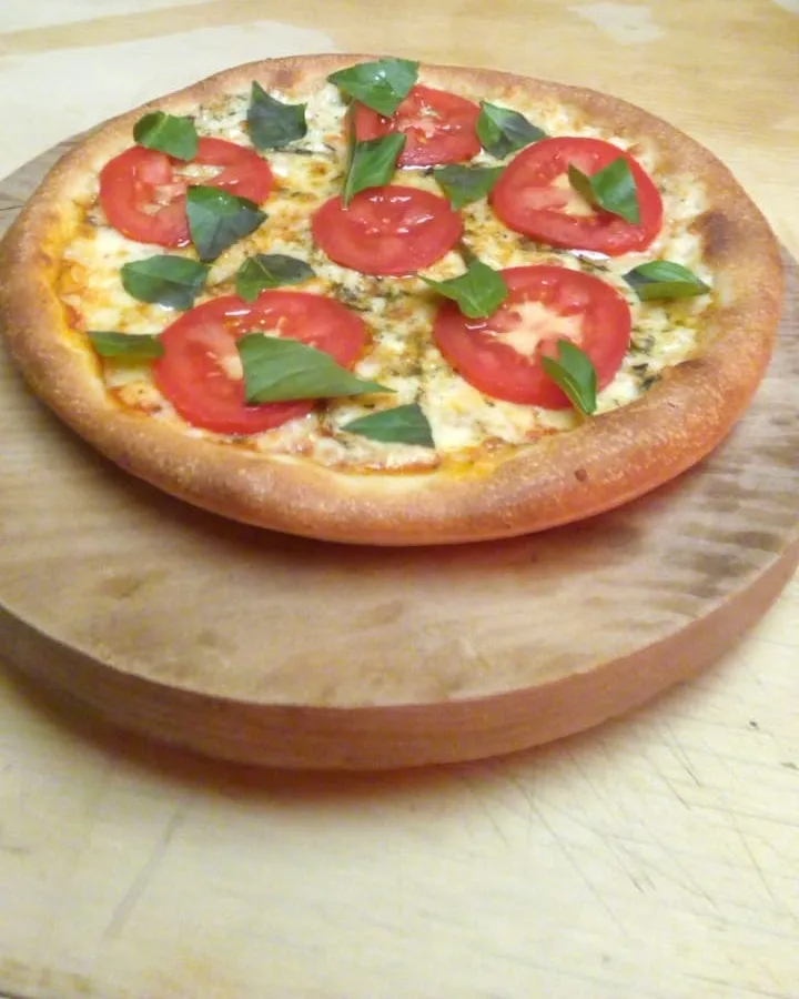 Pizza con jitomate y albahaca