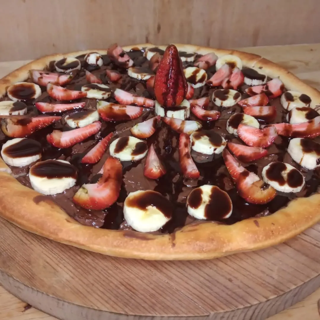 Pizza de chocolate con fresa y plátano